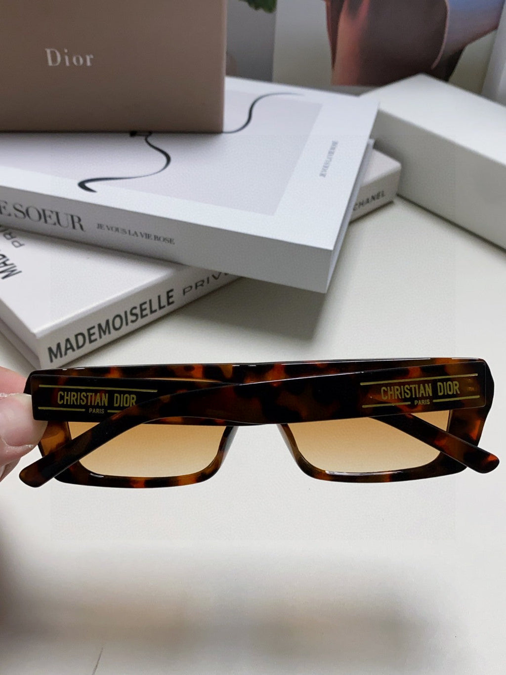 SIGNATURE SUNGLASS 571587 IN HAVANA ACETATE