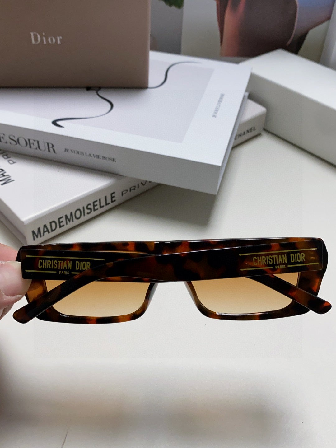 SIGNATURE SUNGLASS 571587 IN HAVANA ACETATE
