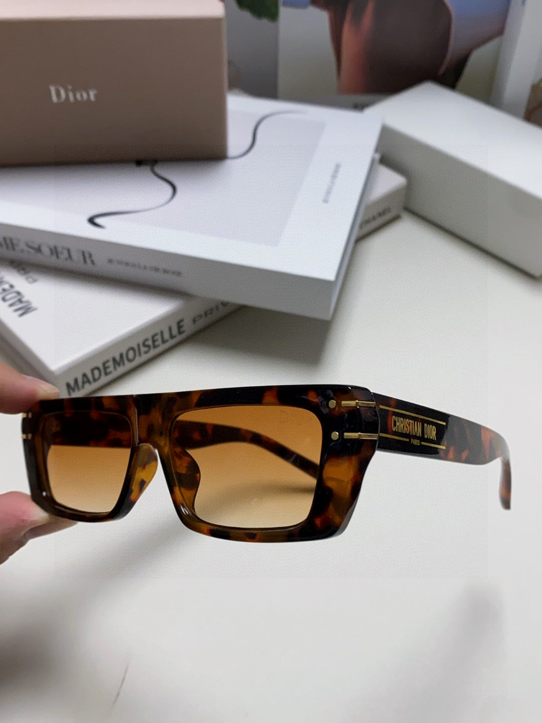 SIGNATURE SUNGLASS 571587 IN HAVANA ACETATE