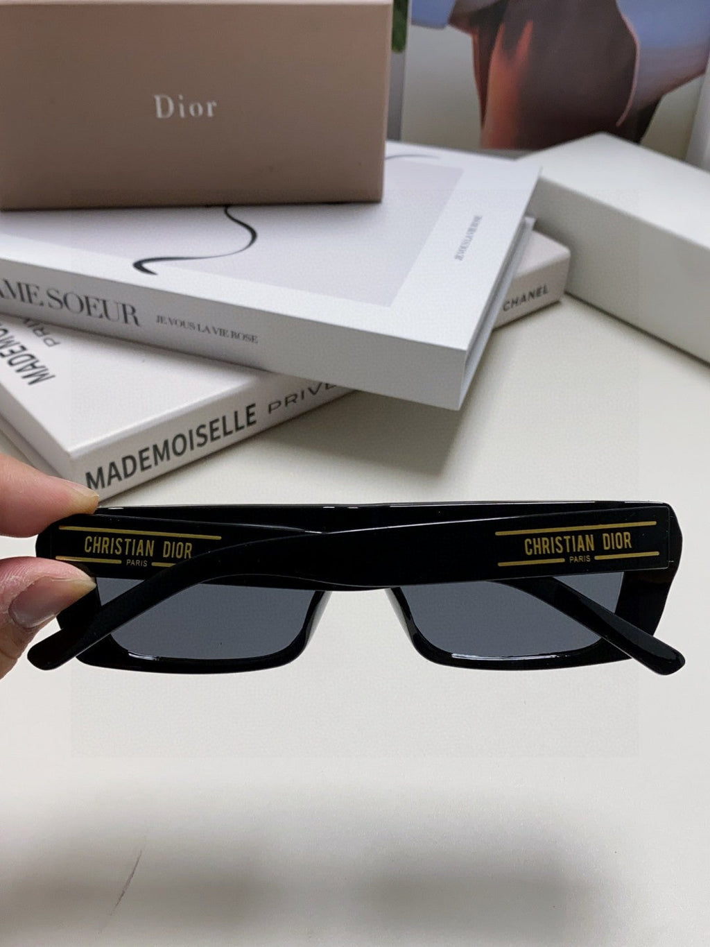 SIGNATURE SUNGLASS 571588 IN BLACK ACETATE