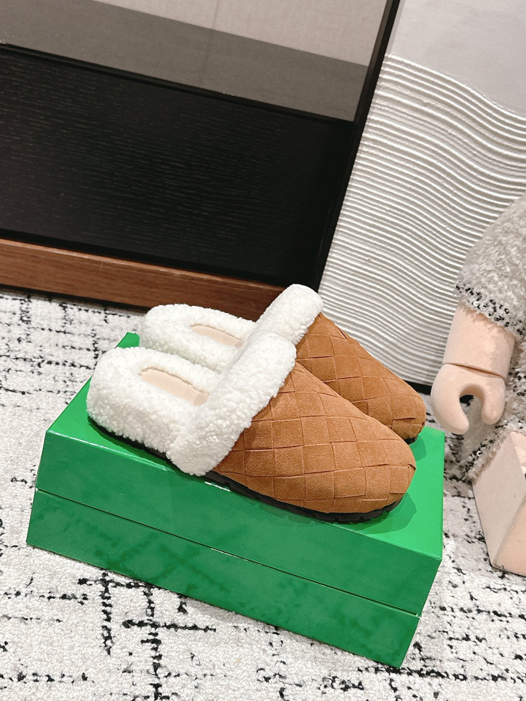 REGGIE SLIPPER IN BRONZE BROWN SUEDE AND SHEARLING LINING