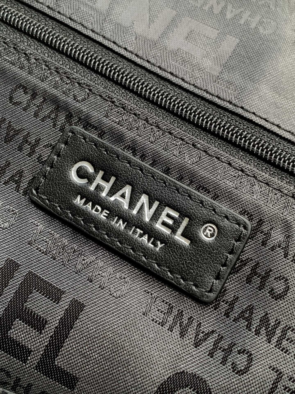 SHOULDER BAG 40 IN BLACK SOFT LAMBSKIN EMBOSSED LOGO SILVER HARDWARE