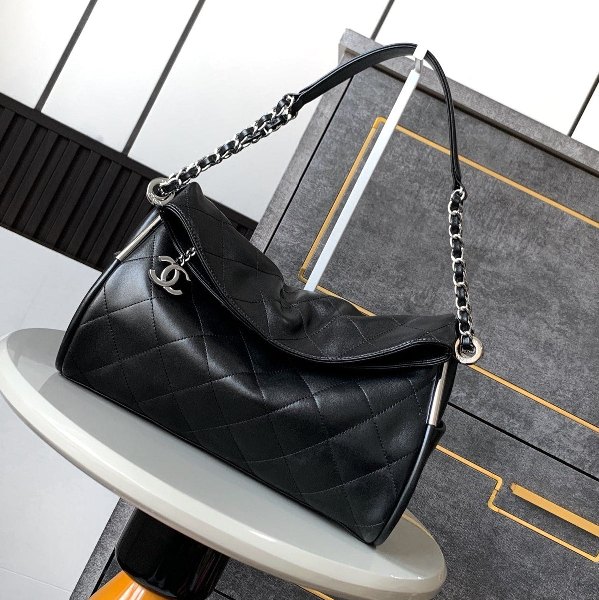 SHOULDER BAG 30 IN BLACK SOFT LAMBSKIN EMBOSSED LOGO SILVER HARDWARE