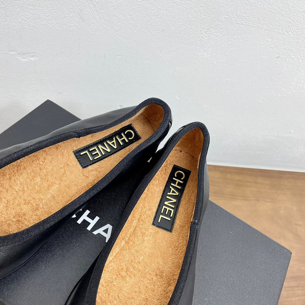 BALLET FLAT ROUND TOE IN BLACK SHEEPSKIN WITH FLOWER