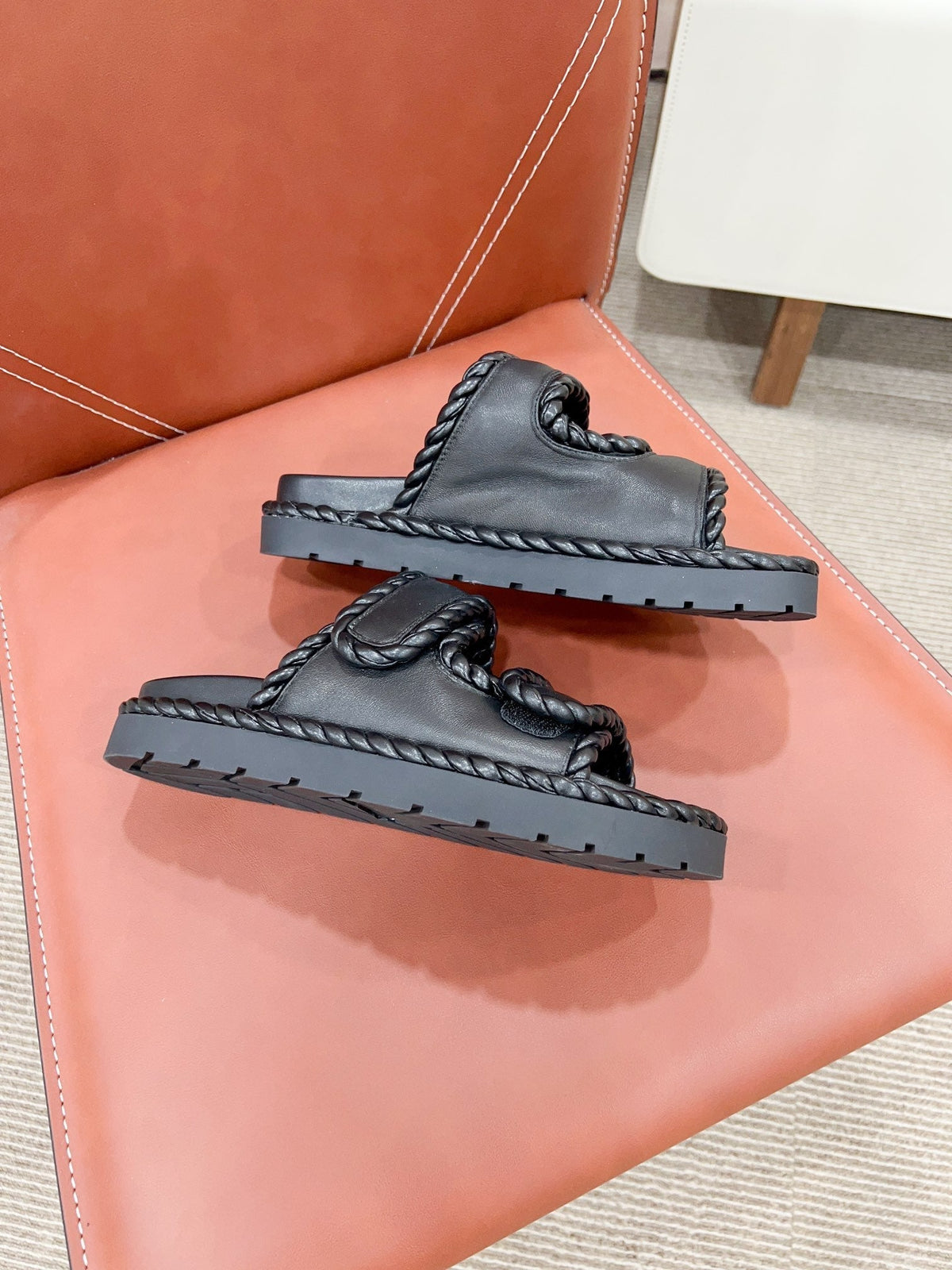 REFINED DAD SANDAL IN BLACK LAMBSKIN MULE