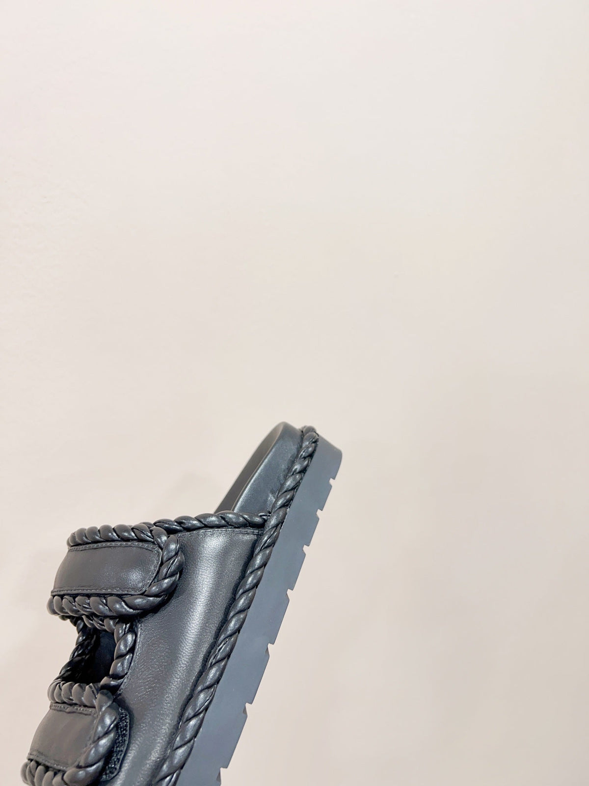 REFINED DAD SANDAL IN BLACK LAMBSKIN MULE