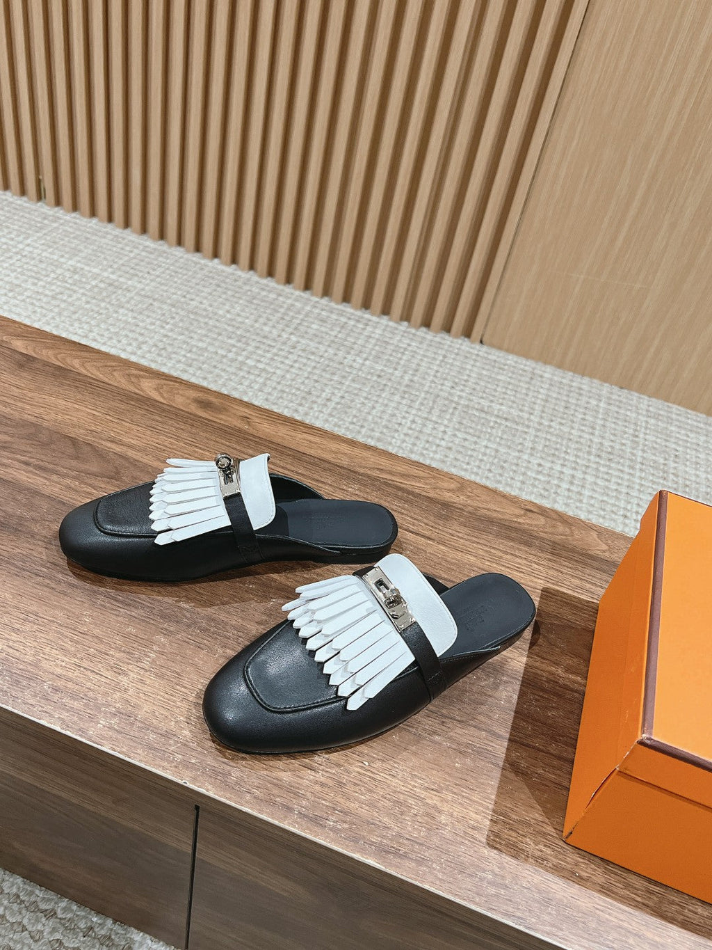 0Z Mule Fringed Black/White