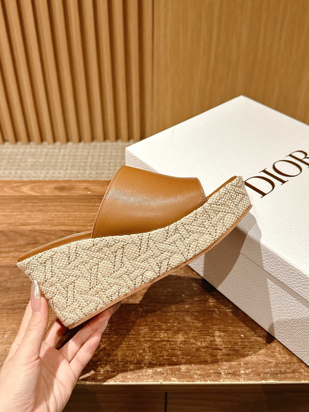 ATTITUDE WEDGE SLIDE 90MM IN BROWN CALFSKIN NATURAL BEIGE RAFFIA SOLE