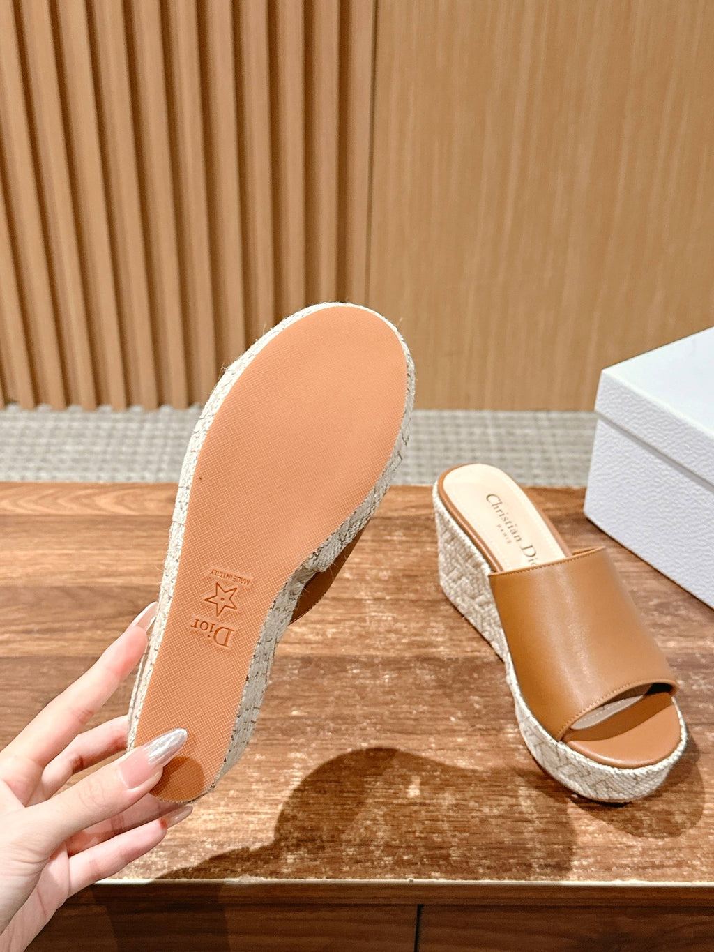 ATTITUDE WEDGE SLIDE 90MM IN BROWN CALFSKIN NATURAL BEIGE RAFFIA SOLE