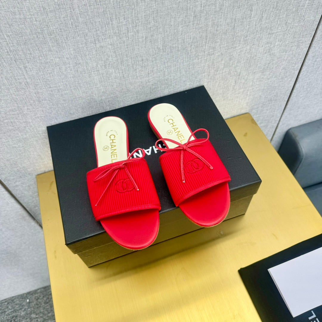 BOW SLIPPERS IN CANDY RED LAMBSKIN
