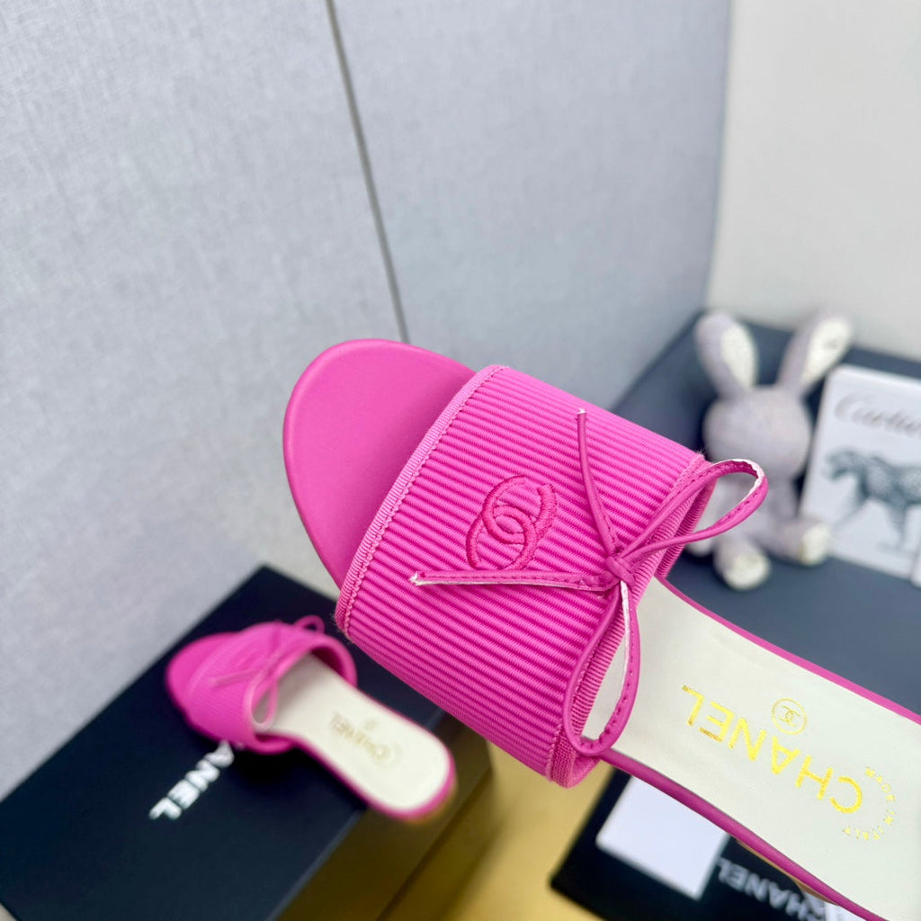 BOW SLIPPERS IN BRIGHT PINK LAMBSKIN