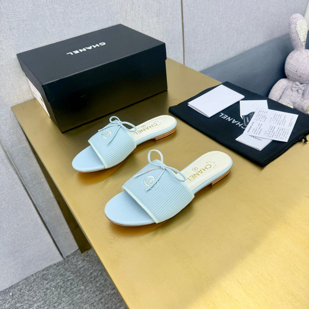 BOW SLIPPERS IN LIGHT BLUE LAMBSKIN
