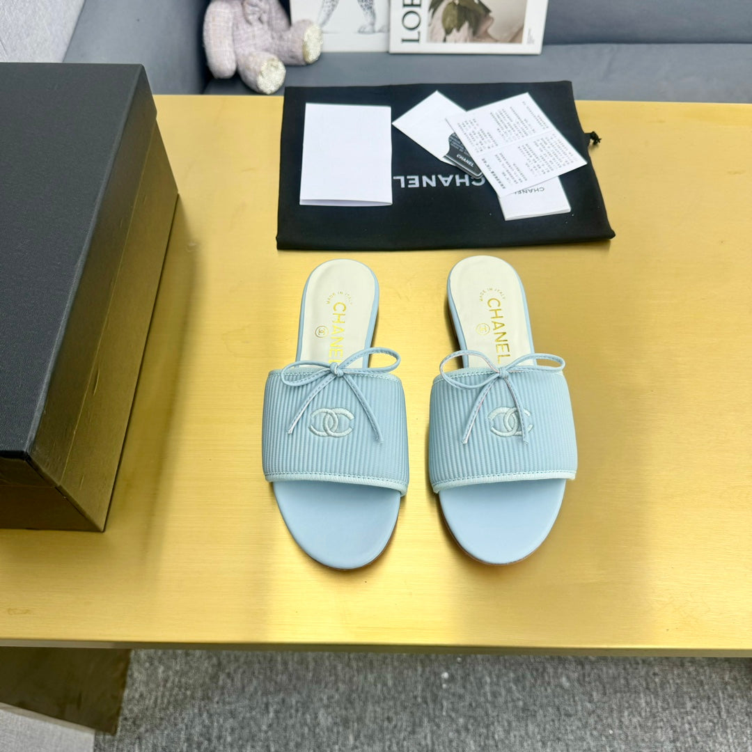 BOW SLIPPERS IN LIGHT BLUE LAMBSKIN