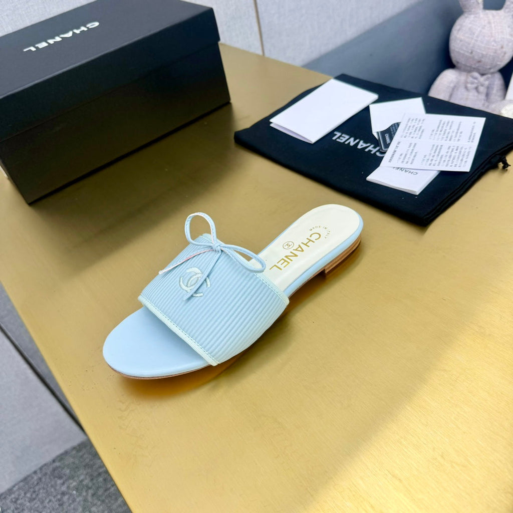 BOW SLIPPERS IN LIGHT BLUE LAMBSKIN