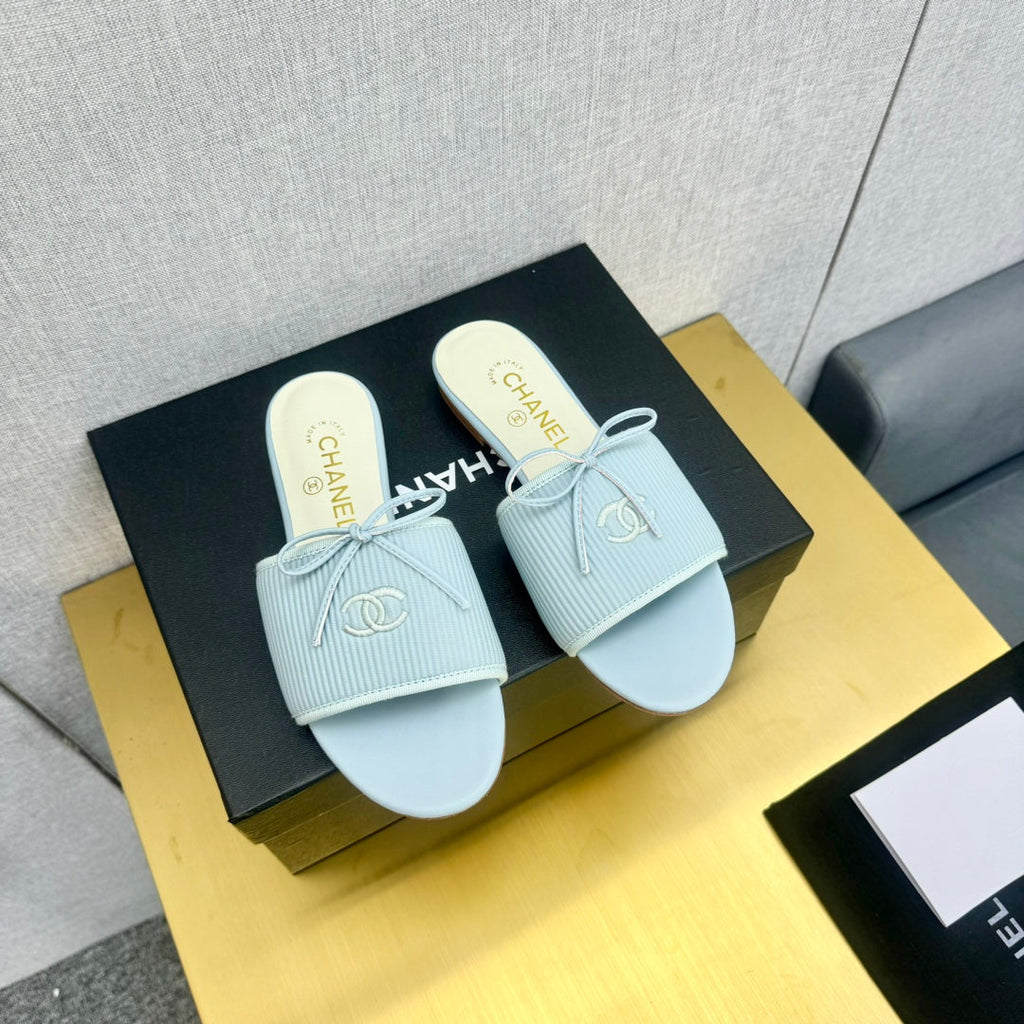 BOW SLIPPERS IN LIGHT BLUE LAMBSKIN