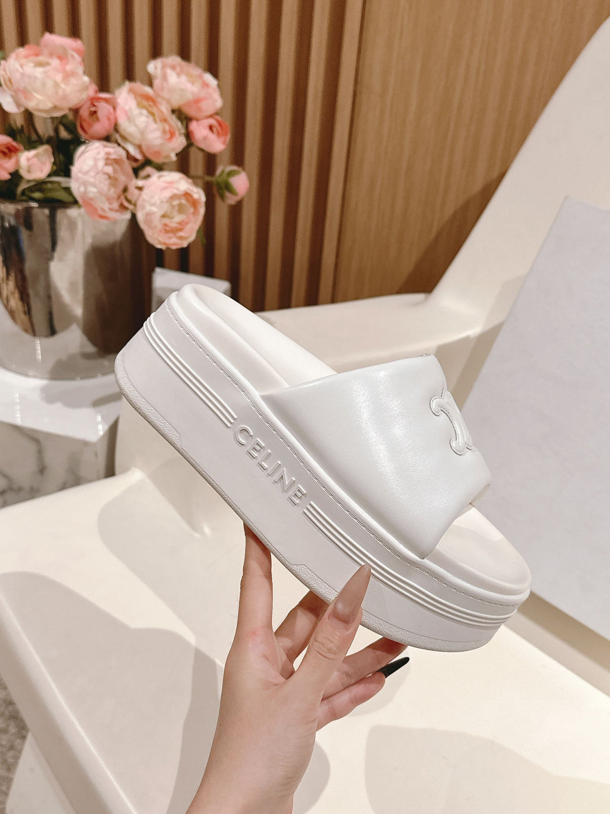 BLOCK SLIDE WITH TRIOMPHE IN WHITE SMOOTH LAMBSKIN
