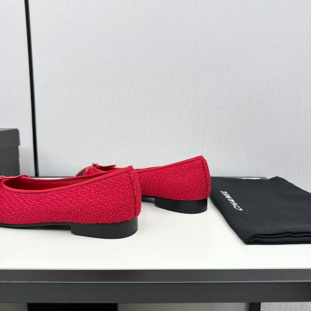 BALLET FLATS IN RUBY RED TWEED AND BLACK CALFSKIN
