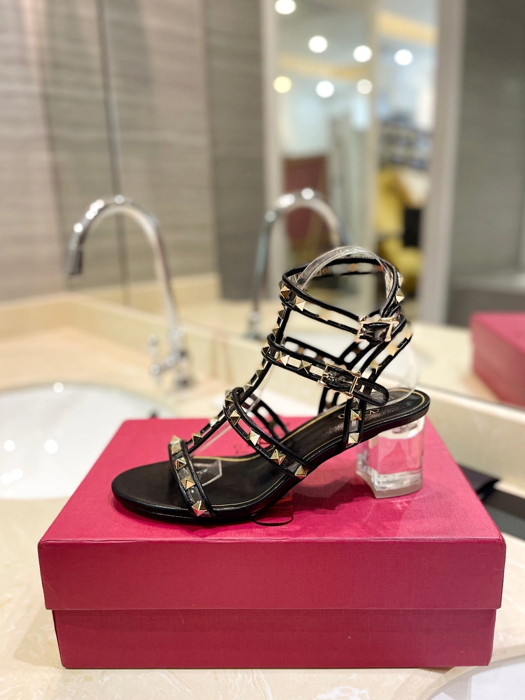 ROCKSTUD SANDAL WITH STRAP IN BLACK CALFSKIN 60 MM