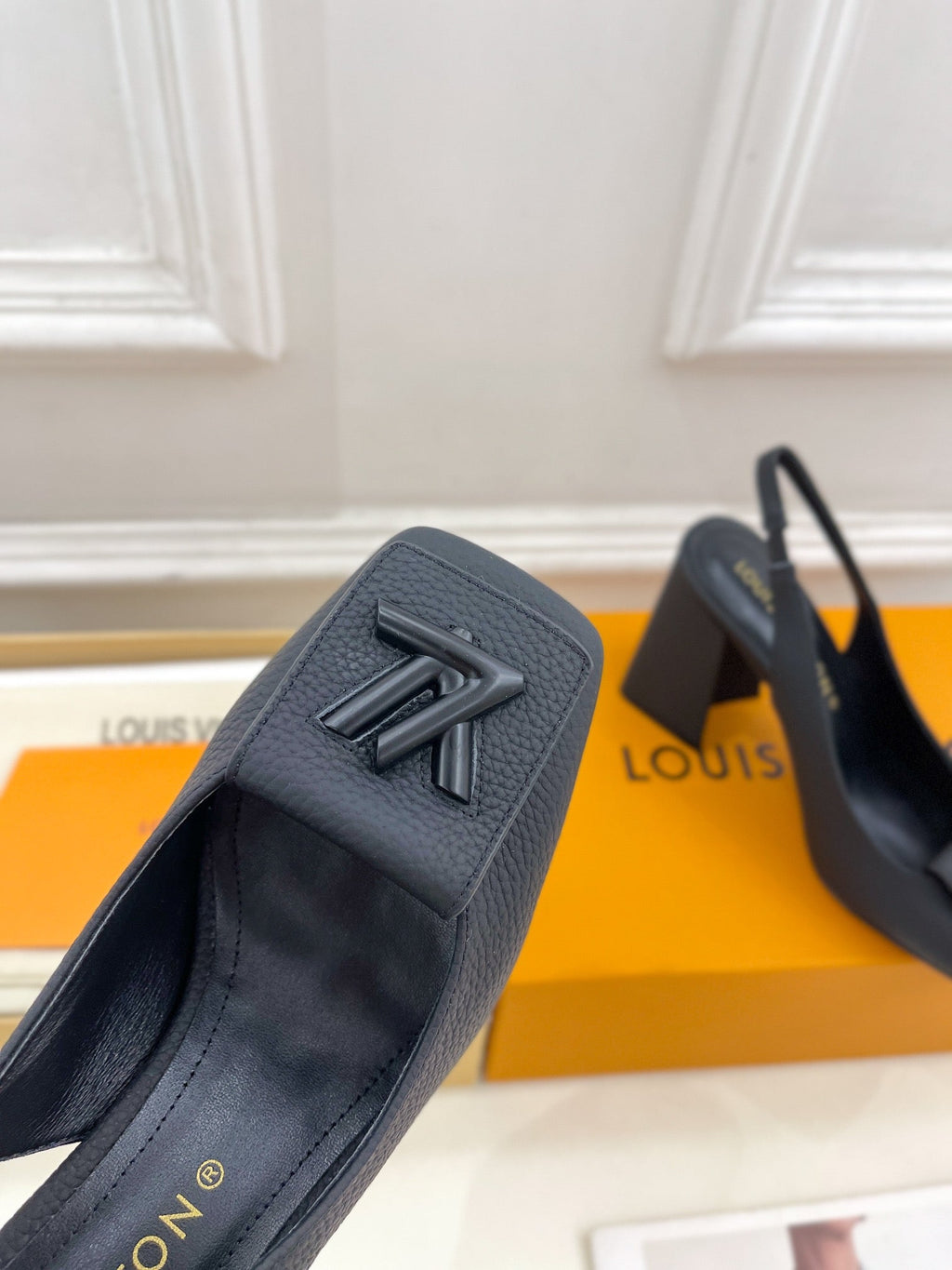SHAKE SQUARE-TOE BLOCK HEEL 9 CM SANDALS IN BLACK PEPPLE CALFSKIN