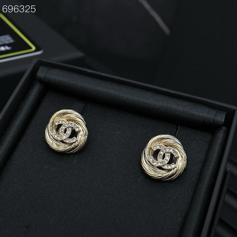 25S TWISTED RIBBED DOUBLE C STUD EARRINGS IN GOLD METAL