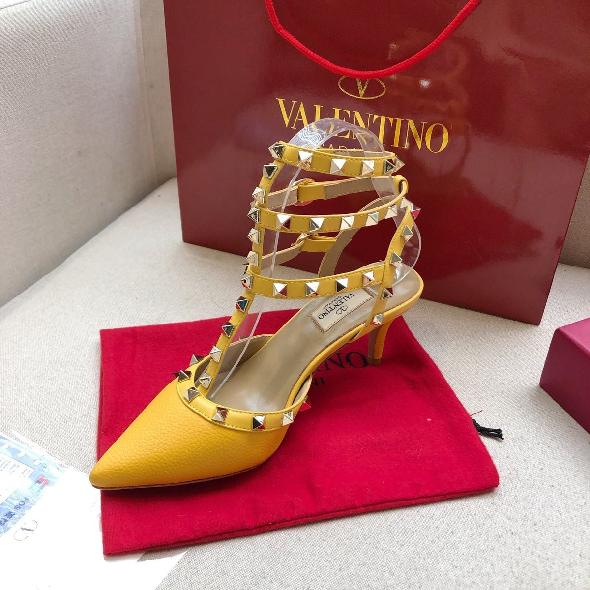 ROCKSTUD GOLDEN YELLOW METALLIC CALFSKIN ANKLE STRAP HIGH SANDAL